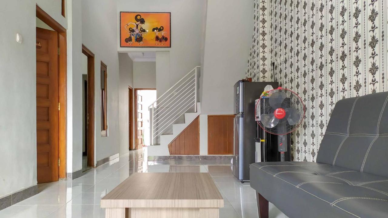Omah Leren Mitra Reddoorz Near Gembiraloka Zoo Yogyakarta Otel Dış mekan fotoğraf