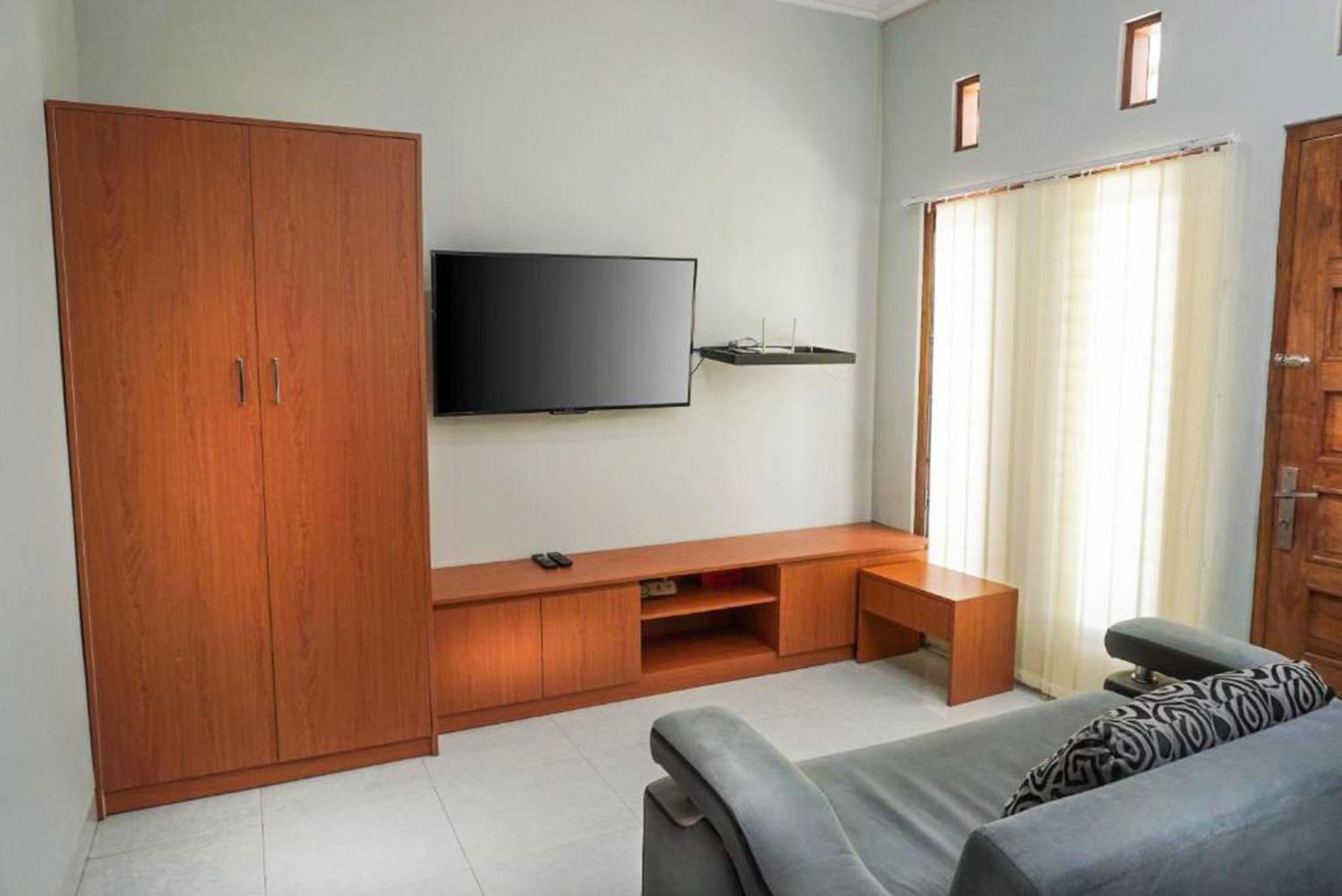 Omah Leren Mitra Reddoorz Near Gembiraloka Zoo Yogyakarta Otel Dış mekan fotoğraf
